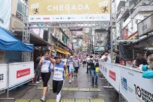 Racing for Peace in the Rocinha favela, one of the many creative activities organised under the campaign against dengue fever. / Credit:Rio de Janeiro Health Secretariat